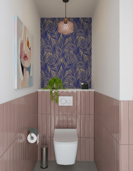 Modernes Gäste-WC mit Wand-WC, altrosa vertikalen Fliesen, Palmentapete, einer Pendelleuchte und einem Wandbild.