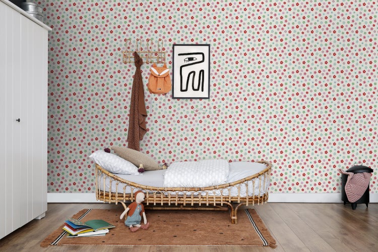 Kinderzimmer mit Bett, Teppich, Schrank und Wandtapete mit Blumenmuster