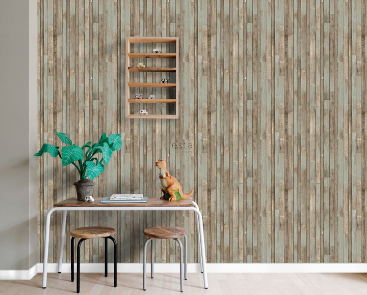 Holzpaneel-Tapete in einem hellen Raum mit Tisch und Stühlen
