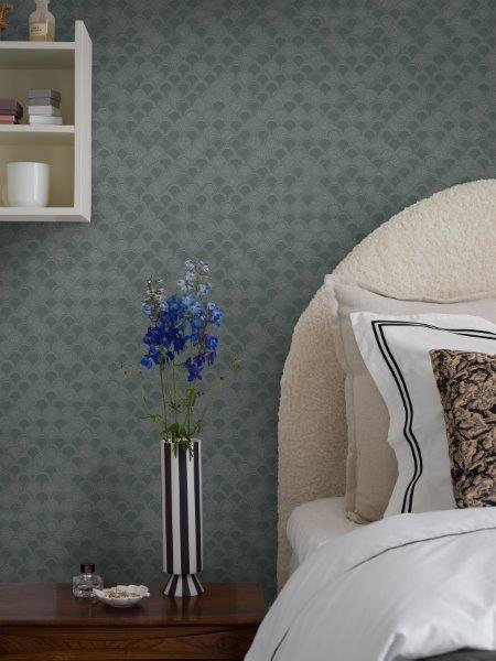 Zwei Katzen nutzen einen deckenhohen Kratzbaum mit Liegemulde und mehreren Plattformen in einem hellen Wohnzimmer.