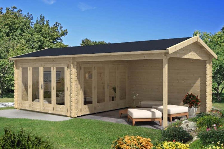 Holzgartenhaus mit integriertem überdachtem Bereich, Glasdoppeltüren und Satteldach, aufgestellt in einem angelegten Garten mit Sitzgelegenheit.