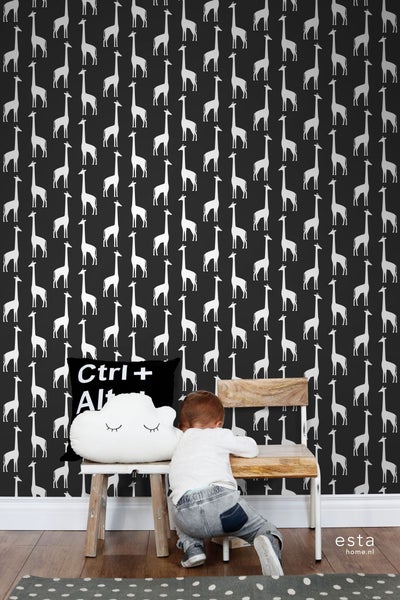 Zimmer mit Giraffentapete und dekorativen Kissen auf einem Kinderstuhl