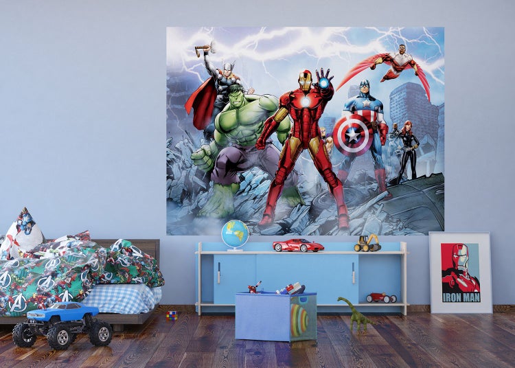 Fototapete mit Marvel Avengers Helden in einem Kinderzimmer mit Bettwäsche und Spielzeug auf einem Holzfußboden.