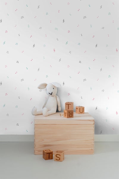 Nahaufnahme einer schwarzen Wandleuchte mit geflochtenem Lampenschirm