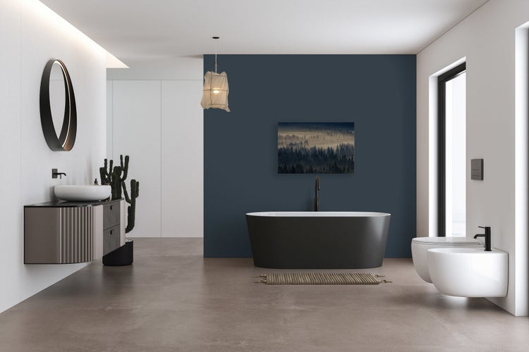 Modernes Badezimmer mit freistehender Badewanne, wandhängendem Waschtisch, wandhängendem WC und Bidet sowie einer dunklen Akzentwand.
