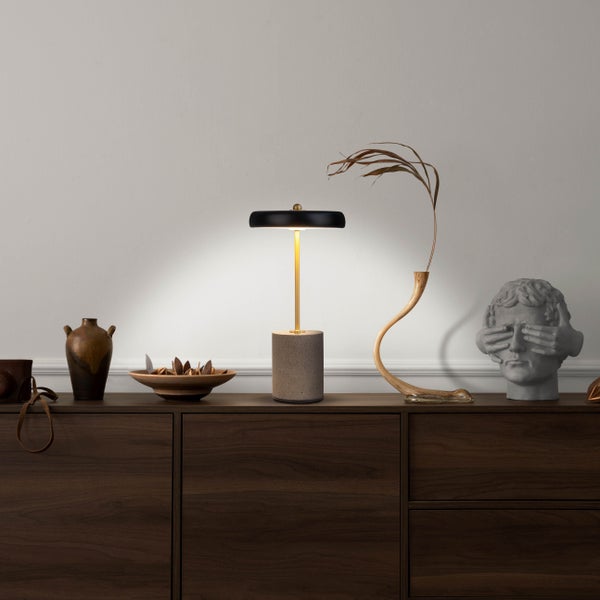 Akku Tischleuchte SETA schwarz 30 cm hoch aus Metall und Beton, mit fest verbauter LED