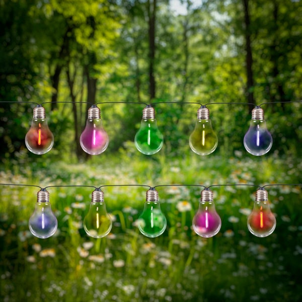 Dekorative Glühbirnen Lichterkette vor einem grünen Hintergrund