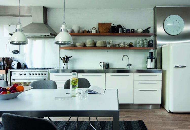 Helle Küche mit Esstisch, Stühlen und Küchengeräten