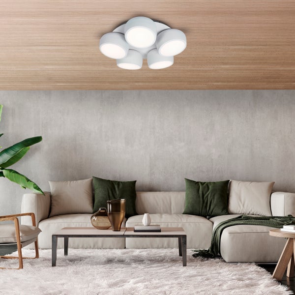 Hängelampe mit Holzdetails