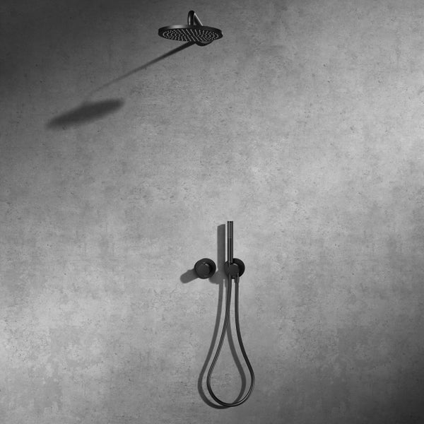 Matt-schwarzes Duschsystem mit runder Regendusche, Handbrause und Unterputz-Armatur an einer grauen Wand in Betonoptik.