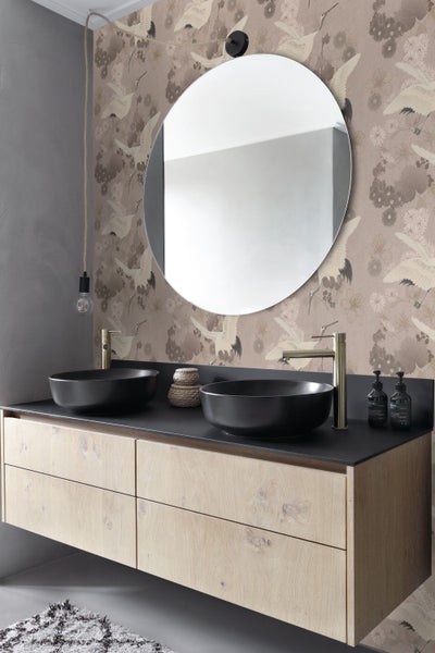 Badezimmer mit Doppelwaschtisch, runden Aufsatzwaschbecken, Spiegel und Tapete mit Vogelmuster