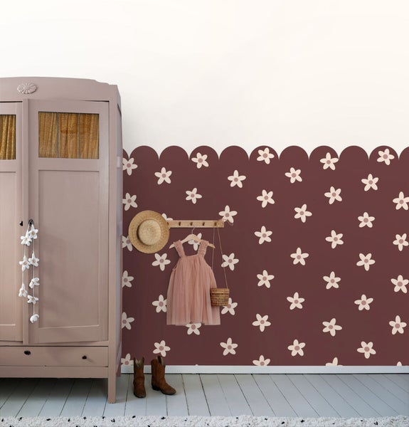 Kinderzimmer mit Kleiderschrank, Kleid, Hut, Stiefeln und Blumentapete