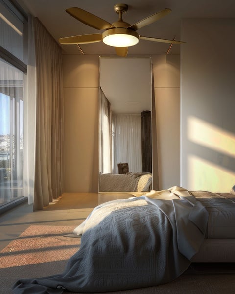 Schlafzimmer mit Deckenventilator, Spiegel und Bett