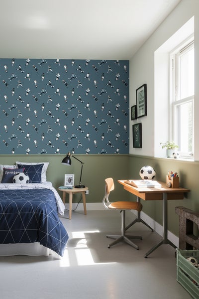 Helles Jugendzimmer mit Bett, Schreibtisch und Fußball-Tapete