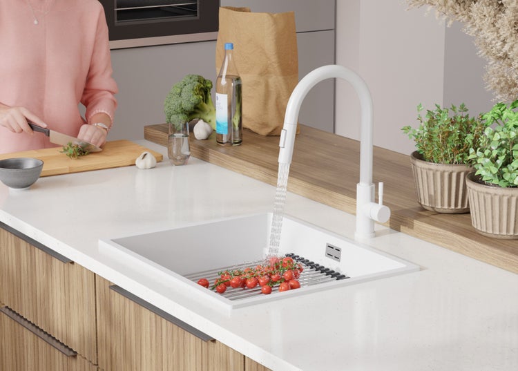 Küchenszene mit Spüle, Armatur und Lebensmitteln auf einer Küchentheke