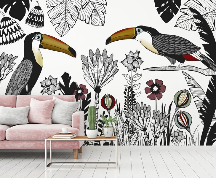 Modernes Wohnzimmer mit rosa Sofa und einer großen Fototapete mit Tukanen, Blumen und Dschungelblättern im illustrativen Stil.