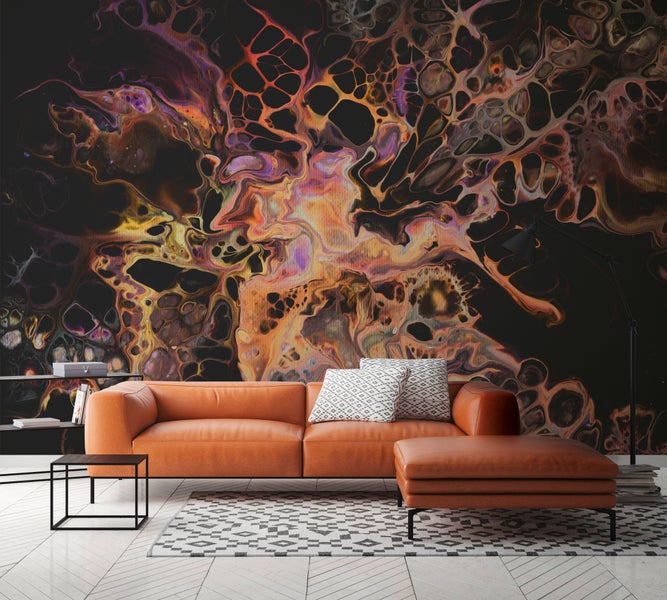 Fototapete mit abstraktem Fluid-Art-Design in einem modern eingerichteten Wohnzimmer mit orangefarbenem Sofa und geometrischem Teppich.