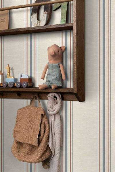 Vliestapete mit vertikalem Streifenmuster im Kinderzimmer, dekoriert mit einem Holzregal, Spielzeug und einem Rucksack an der Wand.