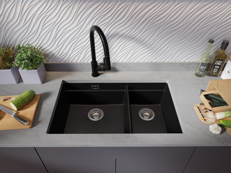 Spüle mit zwei Becken, Armatur und Lebensmitteln auf einer Küchentheke