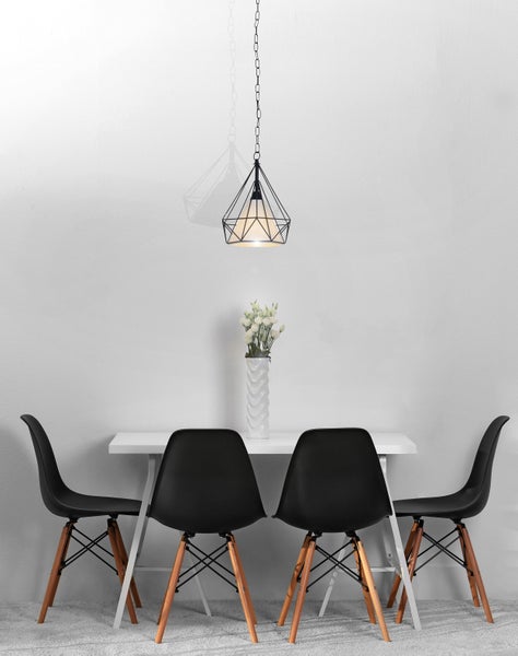 Esszimmer mit Esstisch, Stühlen und Hängelampe