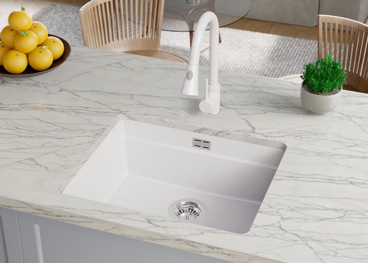 Küchenspüle mit Armatur auf einer Arbeitsplatte