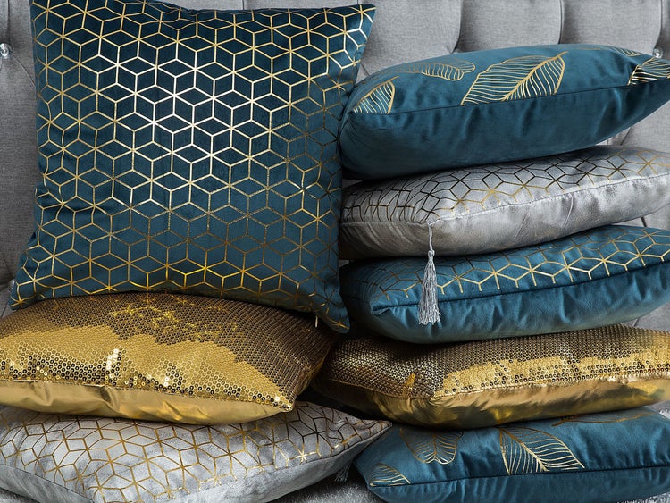 Stapel dekorativer Zierkissen mit geometrischen, Blatt- und Paillettendesigns