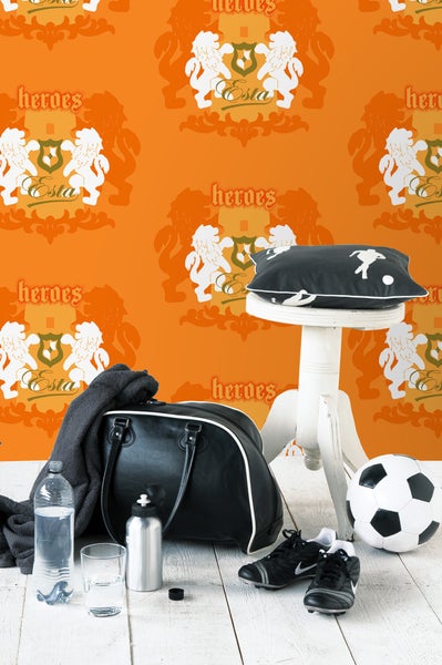 Sportszene mit Sporttasche, Fußball, Fußballschuhen, Wasserflasche und Hocker vor gemusterter Tapete