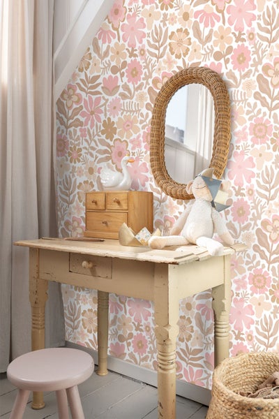 Vliestapete mit floralem Muster in einem hellen Kinderzimmer mit Holzbett und Betthimmel.