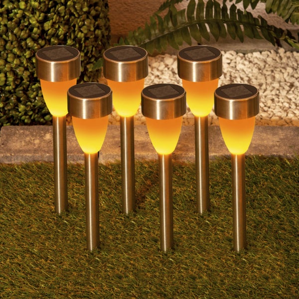 Sechs Solarleuchten im Garten aufgestellt