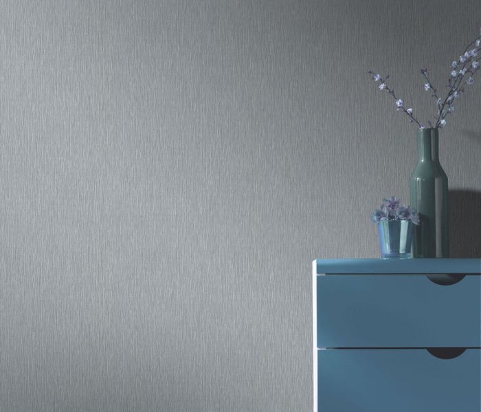 Eine Person sprüht Beko B10 Universaloel auf eine Bohrmaschine