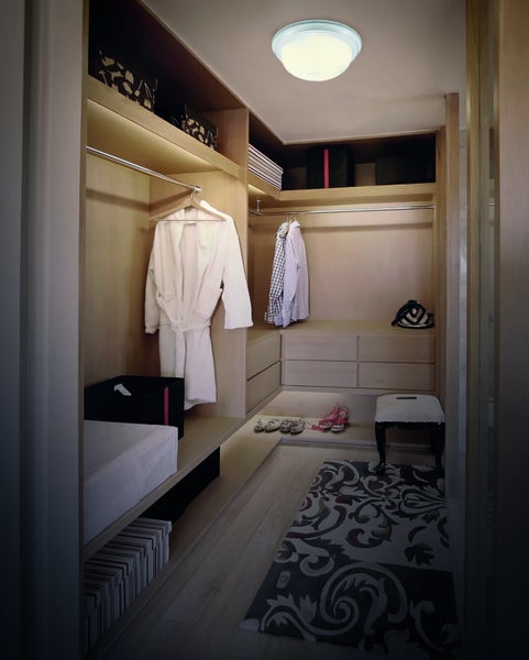 Begehbarer Kleiderschrank mit Regalen, Kleiderstangen und Deckenleuchte