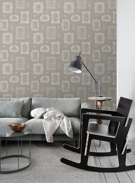 Wohnzimmer mit grau gemusterter Tapete, Sofa und Schaukelstuhl