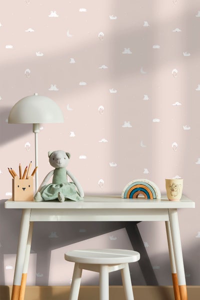 Kindgerechtes Zimmer mit Schreibtisch, Stuhl und Tapete mit Tiermotiven