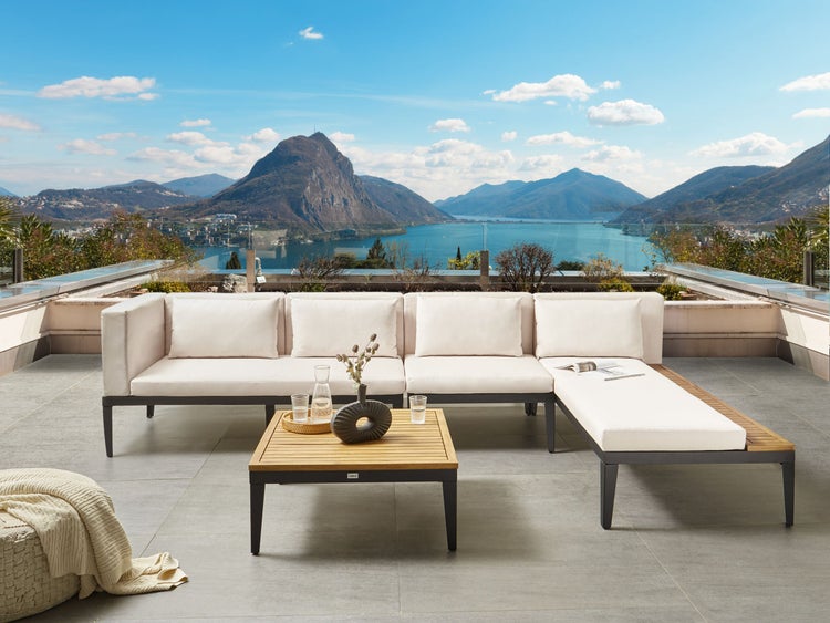 Terrasse mit Lounge-Gartenmöbelset und Blick auf eine Berglandschaft
