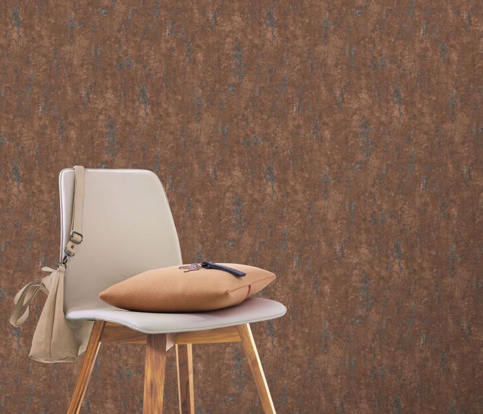 Nahaufnahme einer strukturierten Tapete in einem Braunton, die eine natürliche und warme Atmosphäre erzeugt