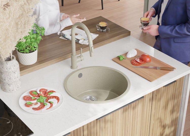 Küchenszene mit Spüle, Armatur und Zutaten für Caprese Salat auf einer Arbeitsplatte