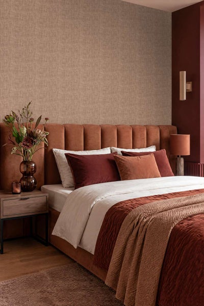 Modernes Schlafzimmer mit strukturierter Vliestapete hinter einem gepolsterten Bett in einem eleganten und harmonischen Ambiente.