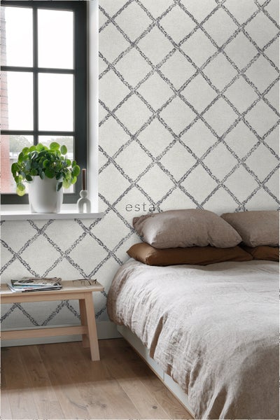 Schlafzimmer mit Bett und Tapete mit Rautenmuster