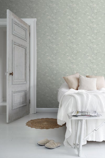 Gartenmöbelset mit Tisch, Stühlen und Dekoration auf einer Terrasse