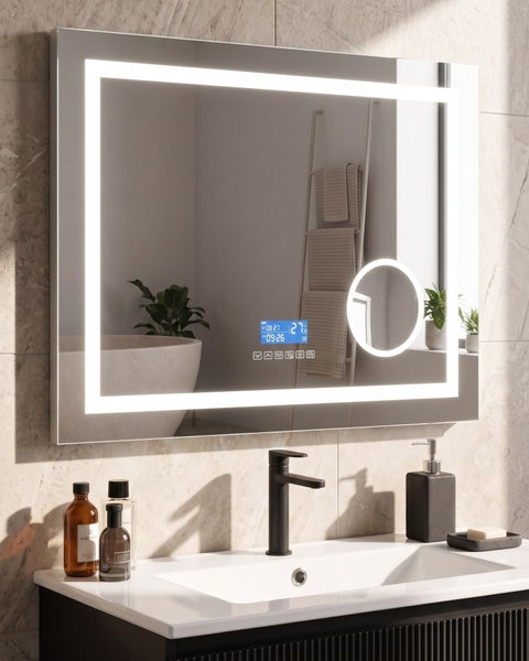 Rechteckiger Badezimmerspiegel mit LED Beleuchtung, integriertem Display für Zeit und Temperatur sowie kosmetischem Vergrößerungsspiegel.