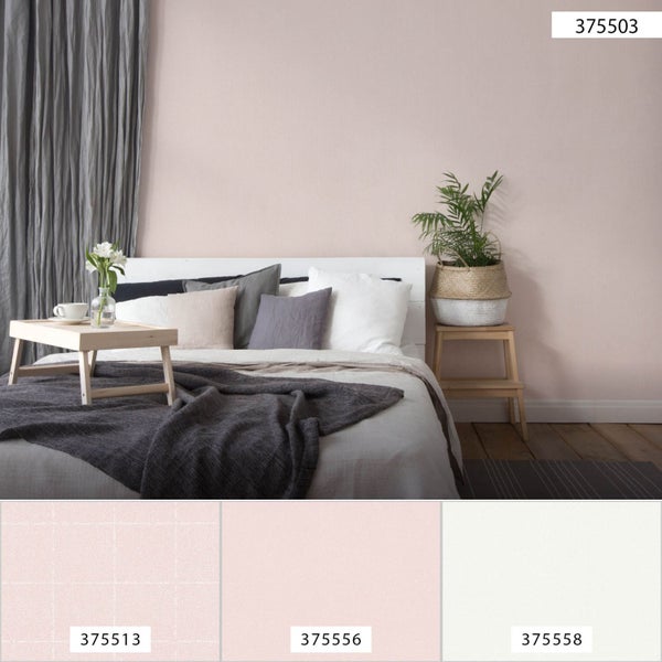 Schlafzimmer mit rosa Tapete, Bett und Nachttisch