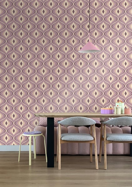 Esszimmer mit gemusterten Tapeten, Esstisch, Stühlen und dekorativen Elementen.