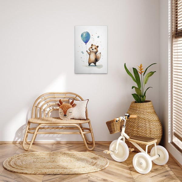 Gemütliches Kinderzimmer mit Wandbild, Bank, Kissen, Teppich, Dreirad und Topfpflanze.