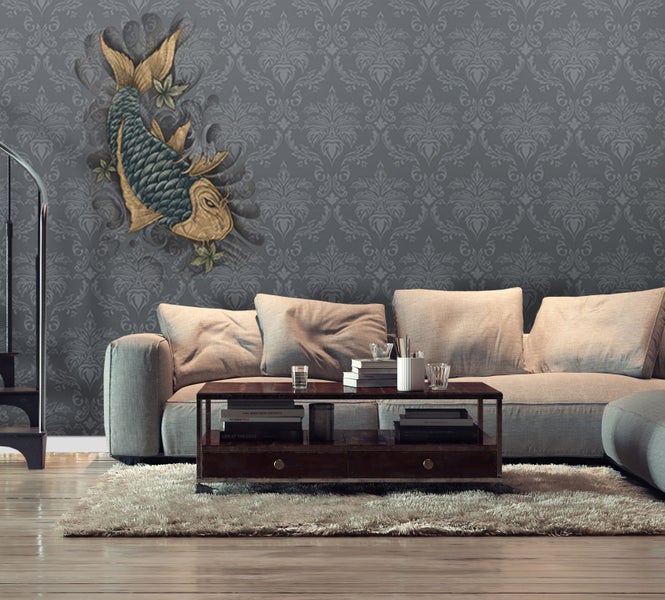 Wohnzimmer mit gemusterter Tapete, Sofa und Wanddekoration in Fischform