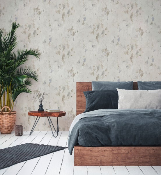 Dekorative Tapete im Schlafzimmer mit Pflanze, Nachttisch und Bett