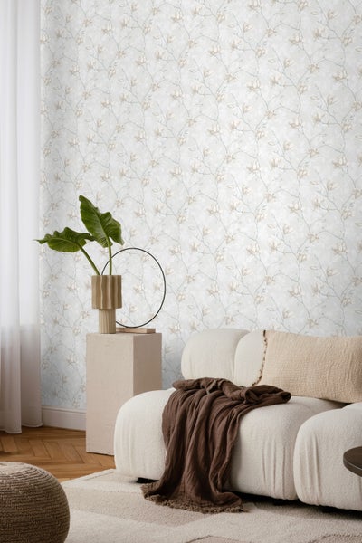 Heller Raum mit Magnolien-Tapete, Sofa und Zimmerpflanze
