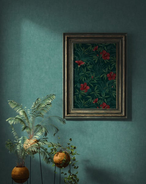 Dekorative Tapete mit floralem Muster und einer schwarzen Tischleuchte auf einem Tisch