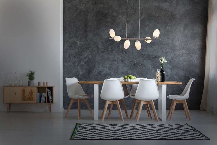 Esszimmer mit Esstisch, Stühlen, Teppich und Hängelampe