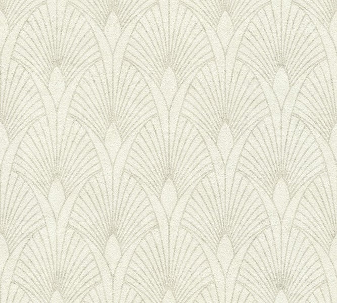 Helles Wohnzimmer mit Tapete, Kamin, Sesseln und Dekorationen