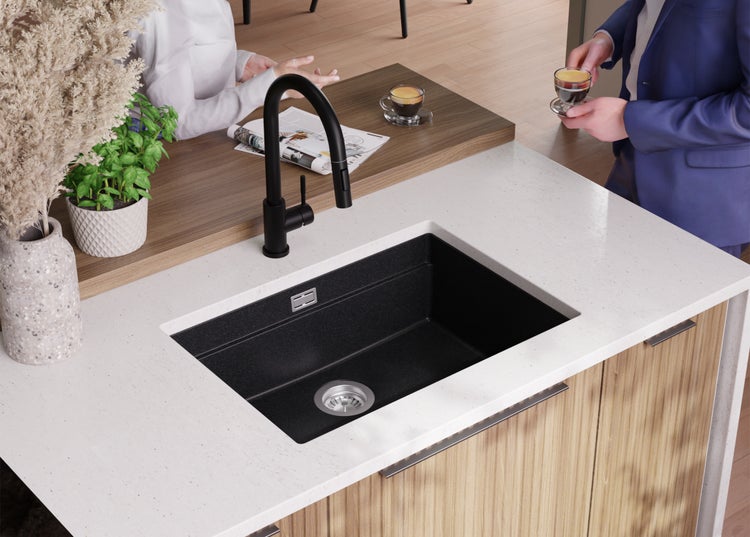 Küchenspüle mit schwarzer Armatur auf einer hellen Arbeitsplatte